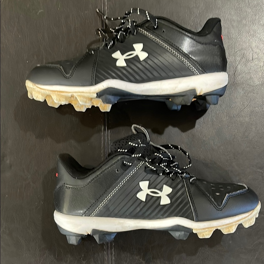 6Y - Under Armour Black Cleats